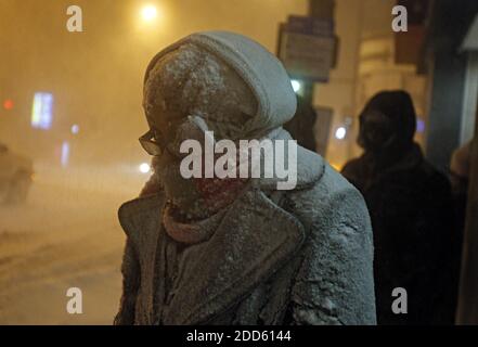 KEIN FILM, KEIN VIDEO, KEIN Fernsehen, KEIN DOKUMENTARFILM - Andrea Lloyd wartet auf einen Bus im Lincoln Park in Chicago, Illinois, Dienstag, 1. Februar 2011. Es gab 20.2 Zoll Schnee an beiden O'Hare International und Midway Flughäfen Mittwoch Morgen, so dass der Groundhog Day Sturm der drittgrößte in der Geschichte von Chicago, nach dem Wetterdienst. Foto von Brian Cassella/Chicago Tribune/MCT/ABACAPRESS.COM Stockfoto