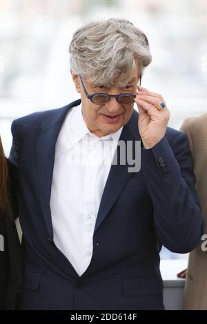 Regisseur Wim Wenders nimmt an der Fotoschau für "Papst Franziskus - EIN Mann seines Wortes" Teil, die während der 71. Filmfestspiele von Cannes am 13. Mai 2018 im Palais des Festivals in Cannes, Frankreich, stattfand. Foto von David Boyer/ABACAPRESS.COM Stockfoto
