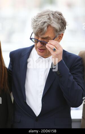Regisseur Wim Wenders nimmt an der Fotoschau für "Papst Franziskus - EIN Mann seines Wortes" Teil, die während der 71. Filmfestspiele von Cannes am 13. Mai 2018 im Palais des Festivals in Cannes, Frankreich, stattfand. Foto von David Boyer/ABACAPRESS.COM Stockfoto