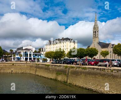 Die Hafenmauer von Benodet eine Küstenstadt an der Odet-Mündung in der Finistere Bretagne im Nordwesten Frankreichs. Stockfoto