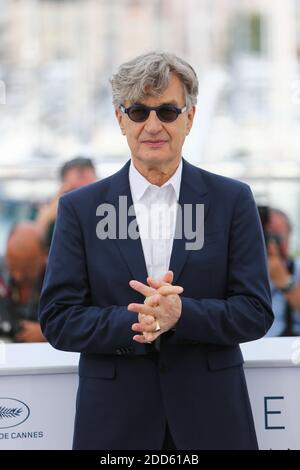 Regisseur Wim Wenders nimmt an der Fotoschau für "Papst Franziskus - EIN Mann seines Wortes" Teil, die während der 71. Filmfestspiele von Cannes am 13. Mai 2018 im Palais des Festivals in Cannes, Frankreich, stattfand. Foto von David Boyer/ABACAPRESS.COM Stockfoto