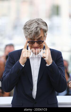 Regisseur Wim Wenders nimmt an der Fotoschau für "Papst Franziskus - EIN Mann seines Wortes" Teil, die während der 71. Filmfestspiele von Cannes am 13. Mai 2018 im Palais des Festivals in Cannes, Frankreich, stattfand. Foto von David Boyer/ABACAPRESS.COM Stockfoto