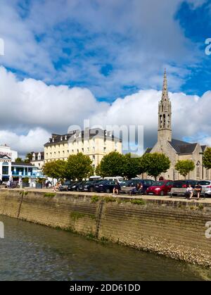 Die Hafenmauer von Benodet eine Küstenstadt an der Odet-Mündung in der Finistere Bretagne im Nordwesten Frankreichs. Stockfoto