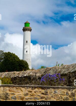 Leuchtturm bei Benodet eine Küstenstadt an der Odet-Mündung in der Finistere Bretagne im Nordwesten Frankreichs. Stockfoto