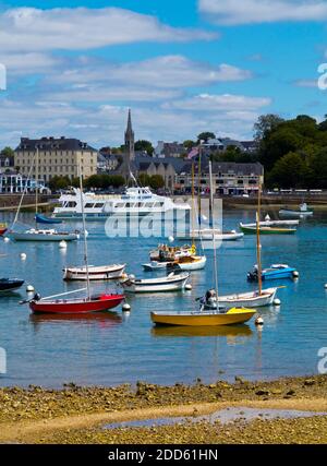 Sommeransicht von Benodet eine Küstenstadt an der Odet-Mündung in der Finistere Bretagne im Nordwesten Frankreichs mit Booten, die im Hafen festgemacht sind. Stockfoto