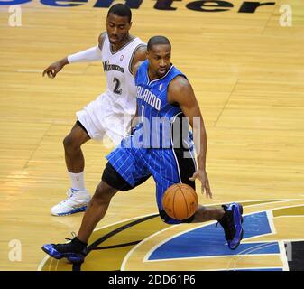 KEIN FILM, KEIN VIDEO, KEIN Fernsehen, KEINE DOKUMENTATION - Orlando Magic Point Guard Gilbert Arenas (1) schiebt den Ball über Mittelfeld, während sie von Washington Wizards Point Guard John Wall (2) im vierten Quartal während des NBA-Basktball-Spiels verteidigt wird, Orlando Magic vs Washington Wizards im Verizon Center in Washington, DC, USA am 4. Februar 2011. The Magic Beat the Wizards, 110-92. Foto von Chuck Myers/MCT/ABACAPRESS.COM Stockfoto
