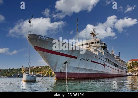 Sewastopol, Russland - 26. September 2020: Spitalschiff Jenissei, angedockt im Hafen von Sewastopol. Schwarzmeerflotte Russlands. Stockfoto