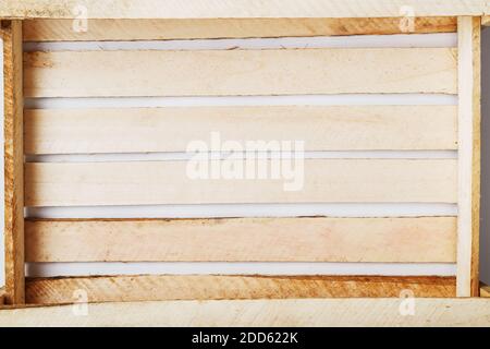 Textur der Lamellen einer leeren Holzkiste für Gemüse und Obst. Draufsicht, freier Platz. Stockfoto
