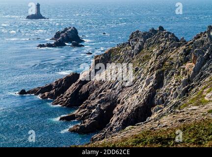 Felsvorsprung und Leuchtturm an der Pointe du Raz bei Plogoff in der Finistere Bretagne im Nordwesten Frankreichs. Stockfoto