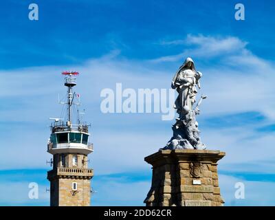 Küstenaussicht und die Statue Notre-Dame des Naufragés von Cyprian Godebski 1904 an der Pointe du Raz Plogoff Finistere Bretagne Nordwesten Frankreich. Stockfoto