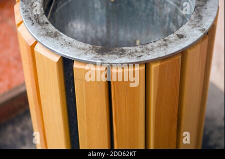 Nahaufnahme eines leeren Müllbehälters, Außenaufnahme Stockfoto