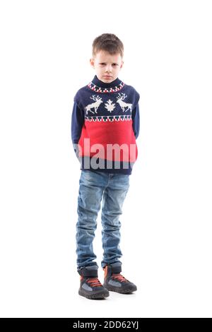 Wütend niedlichen jungen Kind in Weihnachten Pullover Blick auf Kamera frustriert mit Händen hinter. Ganzkörper-Porträt isoliert auf weißem Hintergrund. Stockfoto