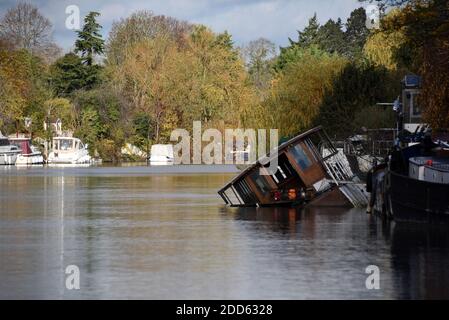 Ein versunkenes Boot in einem Winkel entlang des schönen Flusses Themse in der Nähe von Old Windsor Stockfoto