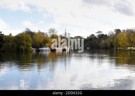 Boote ruhen auf der wunderschönen Themse in der Nähe von Old Windsor an einem hellen Herbsttag Stockfoto