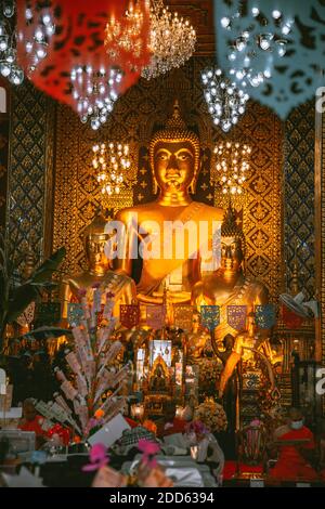 Wat Phrathat Haripunchai Woramahawihan während des Loy Khratong Laternenfestivals in Lamphun, Chiang Mai, Thailand Stockfoto