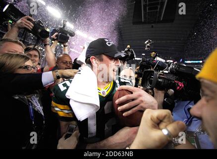 KEIN FILM, KEIN VIDEO, KEIN TV, KEINE DOKUMENTATION - Super Bowl MVP Green Bay Packers Quarterback Aaron Rodgers ist am Ende des Super Bowl XLV von Medien umgeben, wo die Green Bay Packers am 6. Februar 2011 im Cowboys Stadium in Arlington, TX, USA, die Pittsburgh Steelers 31-25 besiegten. Foto von Tom Lynn/Milwaukee Journal Sentinel/MCT/ABACAPRESS.COM Stockfoto