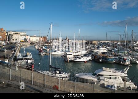 Ramsgate, UK - Nov 18 2020 Ramsgate Royal Harbour beleuchtet von spätnachmittäglicher Wintersonne Stockfoto