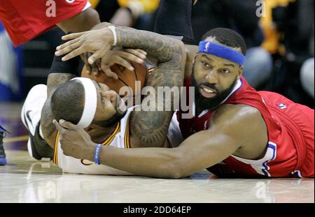 KEIN FILM, KEIN VIDEO, KEIN Fernsehen, KEIN DOKUMENTARFILM - Mo Williams von Cleveland Cavaliers kämpft während des NBA-Basketballmatches gegen Baron Davis von Los Angeles Clippers in der Quicken Loans Arena in Cleveland, USA, am 11. Februar 2011 um einen lockeren Ball in der Überstundenzeit. Cleveland gewann 126-119. Foto von Mike Cardew/Akron Beacon Journal/MCT/ABACAPRESS.COM Stockfoto