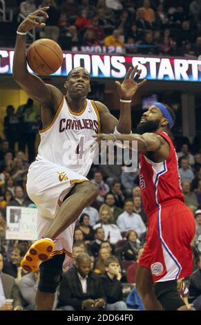 KEIN FILM, KEIN VIDEO, KEIN Fernsehen, KEINE DOKUMENTATION - Antawn Jamison (4) der Cleveland Cavaliers verliert den Ball, da er im ersten Viertel während des NBA-Basketballspieles von dem Los Angeles Clippers Baron Davis, Cleveland Cavaliers gegen Los Angeles Clippers in der Quicken Loans Arena in Cleveland, USA am 11. Februar 2011. Cleveland gewann 126-119. Foto von Mike Cardew/Akron Beacon Journal/MCT/ABACAPRESS.COM Stockfoto