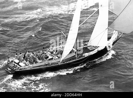 AJAXNETPHOTO. SEPTEMBER 1977. PORTSMOUTH, ENGLAND. - WHITBREAD RUND UM DAS WELTRENNEN - MAXI RACER - HEATHS CONDOR (GB) ÜBERQUERT DIE STARTLINIE VOR SOUTHSEA. FOTO: JONATHAN EASTLAND/AJAX REF:1977 Stockfoto