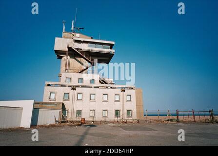 AJAXNETPHOTO. JULI 2001. FOLKESTONE, ENGLAND. - WACHTURM - DER STEUERTURM DES TRINITY-HAUSES WURDE 1971 ERÖFFNET; 2014 ABGERISSEN, UM PLATZ FÜR EINE NEUE MEERESFRONT-ENTWICKLUNG ZU MACHEN. IKONISCHEN TURM DIENTE LONDON, MEDWAY UND CINQUE HÄFEN SCHIFFSPILOT SRVICE. ENTWORFEN VON JOHN HILL UND ANDREWS KENT & STONE.FOTO:JONATHAN EASTLAND/AJAX REF:4301 18 14 Stockfoto