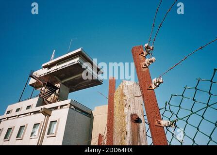 AJAXNETPHOTO. JULI 2001. FOLKESTONE, ENGLAND. - WACHTURM - DER STEUERTURM DES TRINITY-HAUSES WURDE 1971 ERÖFFNET; 2014 ABGERISSEN, UM PLATZ FÜR EINE NEUE MEERESFRONT-ENTWICKLUNG ZU MACHEN. IKONISCHEN TURM DIENTE LONDON, MEDWAY UND CINQUE HÄFEN SCHIFFSPILOT SRVICE. ENTWORFEN VON JOHN HILL UND ANDREWS KENT & STONE.FOTO:JONATHAN EASTLAND/AJAX REF:4301 19 15 Stockfoto
