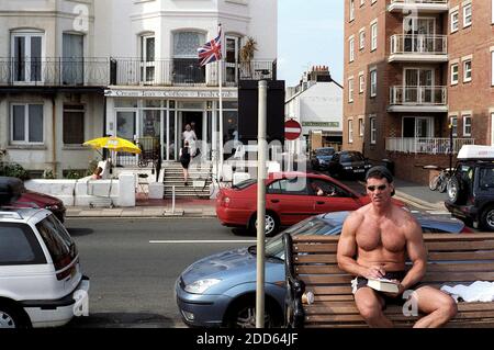 AJAXNETPHOTO. WORTHING, ENGLAND. - CREAM TEES KAFFEE UND KRABBEN AUF MARINE PARADE. FOTO: JONATHAN EASTLAND/AJAX REF: 30931 3 76 1 Stockfoto