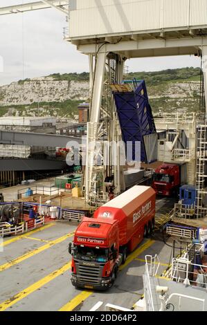 AJAXNETPHOTO. JUNI 2015. DOVER, ENGLAND. - STRASSENGÜTERWAGEN, DIE EINE CROSS-CHANNEL-FÄHRE NACH DUNKERQUE BESTEIGEN.FOTO:JONATHAN EASTLAND/AJAX REF:D121506 2413 Stockfoto