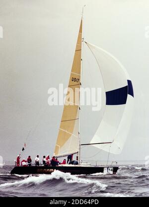 AJAXNETPHOTO. AUGUST 1991. SOLENT, ENGLAND. - ADMIRAL'S CUP 1991 - CORUM POKALRENNEN. TEAM YACHT;BRAVURA FOTO : JONATHAN EASTLAND / AJAX REF:ADC91 RX2 201211 63 Stockfoto