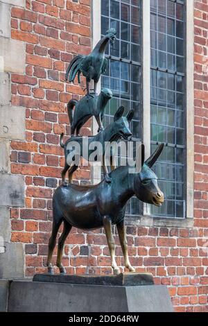 Bremens berühmte Skulptur von Gerhard Marcks, genannt die Stadtmusiker von Bremen. Vier Tiere stehen übereinander. Am Marktplatz gelegen. Stockfoto