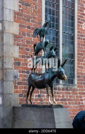 Bremens berühmte Skulptur von Gerhard Marcks, genannt die Stadtmusiker von Bremen. Vier Tiere stehen übereinander. Am Marktplatz gelegen. Stockfoto