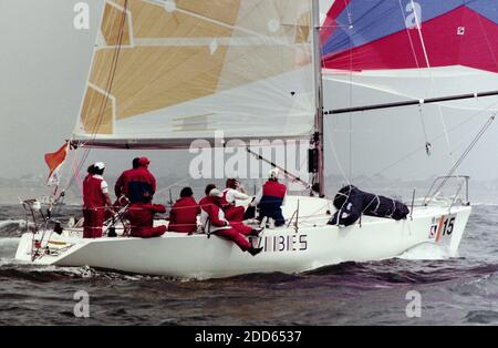 AJAXNETPHOTO. AUGUST 1991. SOLENT, ENGLAND. - ADMIRAL'S CUP 1991 - CORUM POKALRENNEN. TEAM YACHT; VIBES. LAND: USA. FOTO: JONATHAN EASTLAND / AJAX REF:ADC RX2 201211 37 Stockfoto