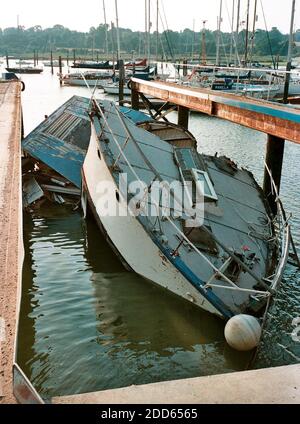 AJAXNETPHOTO. HAMBLE RIVER, ENGLAND. - WRACKED - EX WORLD WAR II 63FT MOTOR ANTI-U-BOOT ODER MARINE AIRSEA RETTUNGSBOOT GEBAUT UND ENTWORFEN VON BRITISCHEN MOTORBOOTEN IN HYTHE IN DEN 1940ER JAHREN, IN MEHREREN STÜCKEN NACH EINEM VERSUCH, ES AUS DEM WASSER AUF EINER WERFT AUF DEM FLUSS ZU HEBEN GESCHEITERT. FOTO: JONATHAN EASTLAND/AJAX REF: 3527 23 21 Stockfoto