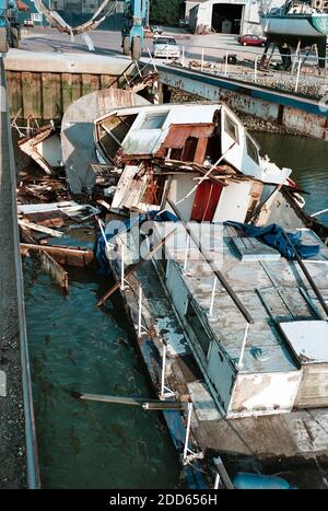 AJAXNETPHOTO. HAMBLE RIVER, ENGLAND. - WRACKED - EX WORLD WAR II 63FT MOTOR ANTI-U-BOOT ODER MARINE AIRSEA RETTUNGSBOOT GEBAUT UND ENTWORFEN VON BRITISCHEN MOTORBOOTEN IN HYTHE IN DEN 1940ER JAHREN, IN MEHREREN STÜCKEN NACH EINEM VERSUCH, ES AUS DEM WASSER AUF EINER WERFT AUF DEM FLUSS ZU HEBEN GESCHEITERT. FOTO: JONATHAN EASTLAND/AJAX REF: 3528 08 34 Stockfoto