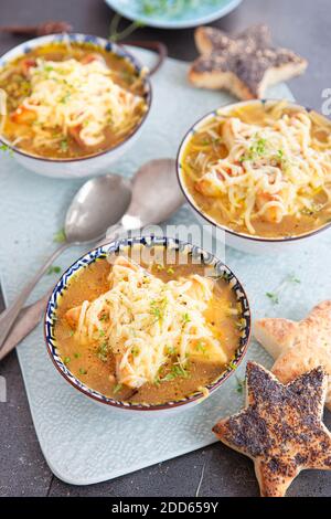 Französische Zwiebelsuppe mit Brot und geschmolzenem Käse Stockfoto