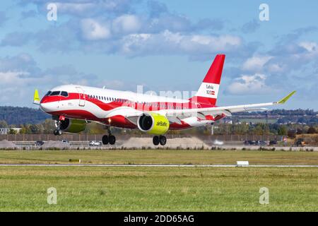 Stuttgart, Deutschland - 4. Oktober 2020: Air Baltic Airbus A220-300 in Lettland 100 Sonderfarben am Flughafen Stuttgart in Deutschland. Stockfoto