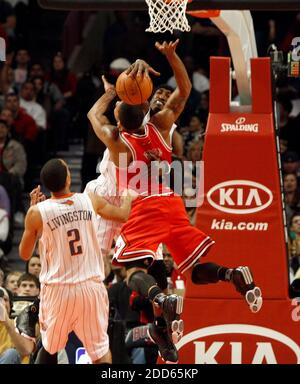 KEIN FILM, KEIN VIDEO, KEIN Fernsehen, KEINE DOKUMENTATION - Derrick Rose von Chicago Bulls (1) wird von Charlotte Bobcats' Gerald Wallace (3) in der zweiten Hälfte während des NBA-Basketball-Spiels, Charlotte Bobcats gegen Chicago Bulls im United Center in Chicago, IL, USA am 15. Februar 2011, gefoult. Die Bullen besiegten Charlotte, 106-94. Foto von Nuccio DiNuzzo/Chicago Tribune/MCT/ABACAPRESS.COM Stockfoto