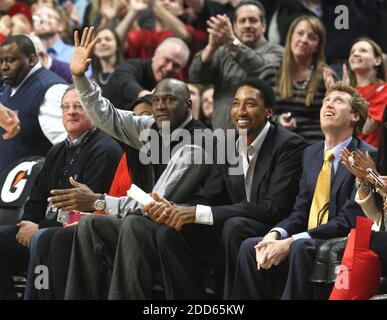 KEIN FILM, KEIN VIDEO, KEIN TV, KEINE DOKUMENTATION - der ehemalige Chicago Bulls-Star Michael Jordan winkt in Standing Ovation für sich und den ehemaligen Teamkollegen Scottie Pippen im ersten Viertel während des NBA-Basketballmatches, Charlotte Bobcats gegen Chicago Bulls im United Center in Chicago, IL, USA am 15. Februar 2011. Die Bullen besiegten Charlotte, 106-94. Foto von Nuccio DiNuzzo/Chicago Tribune/MCT/ABACAPRESS.COM Stockfoto