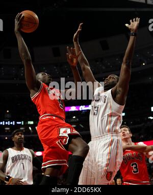 KEIN FILM, KEIN VIDEO, KEIN Fernsehen, KEINE DOKUMENTATION - Luol Deng von Chicago Bulls (9) dreht den Ball um Charlotte Bobcats Nazr Mohammed (13) im ersten Viertel während des NBA-Basketballmatches, Charlotte Bobcats gegen Chicago Bulls im United Center in Chicago, IL, USA am 15. Februar 2011. Die Bullen besiegten Charlotte, 106-94. Foto von Nuccio DiNuzzo/Chicago Tribune/MCT/ABACAPRESS.COM Stockfoto