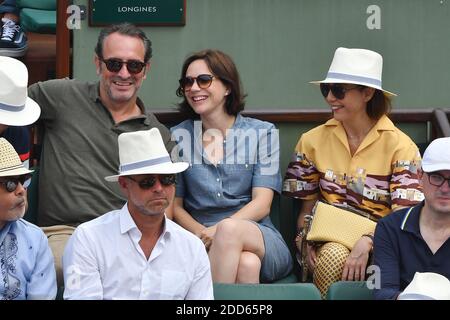 Schauspieler Jean Dujardin, seine Frau Nathalie Pechalat und Elsa Zylberstein nehmen am 10. Juni 2018 in Paris, Frankreich, am Finale der French Open 2018 in Roland Garros Teil. Foto von Laurent Zabulon/ABACAPRESS.COM Stockfoto