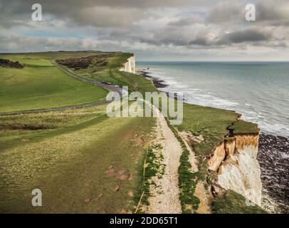 Eastbourne, East Sussex, Großbritannien. November 2020. Die Erosion der Kreidefelsen wird durch den starken Regenwind und die Flut der letzten Zeit beschleunigt. Der große Riss zwischen dem Leuchtturm Belle Tout & Beachy Head wird immer weiter, aber der Hauptteil des abgetrennten Brocken steht schon seit einiger Zeit bereit zu fallen. Küstenwache warnt immer wieder vor der Gefahr plötzlicher Klippenstürze. Unter dem Schneiden und die meisten Spalten sind nicht sichtbar auf den Klippen, die Kanten sind extrem zerbrechlich. Der Fotograf ging keine Risiken ein, indem er geeignete Ausrüstung verwendete, um diese Bilder zu erhalten. Kredit: David Burr/Alamy Live Nachrichten Stockfoto