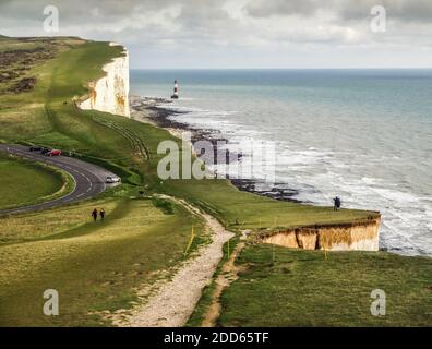 Eastbourne, East Sussex, Großbritannien. November 2020. Die Erosion der Kreidefelsen wird durch den starken Regenwind und die Flut der letzten Zeit beschleunigt. Der große Riss zwischen dem Leuchtturm Belle Tout & Beachy Head wird immer weiter, aber der Hauptteil des abgetrennten Brocken steht schon seit einiger Zeit bereit zu fallen. Küstenwache warnt immer wieder vor der Gefahr plötzlicher Klippenstürze. Unter dem Schneiden und die meisten Spalten sind nicht sichtbar auf den Klippen, die Kanten sind extrem zerbrechlich. Der Fotograf ging keine Risiken ein, indem er geeignete Ausrüstung verwendete, um diese Bilder zu erhalten. Kredit: David Burr/Alamy Live Nachrichten Stockfoto