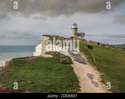 Eastbourne, East Sussex, Großbritannien. November 2020. Die Erosion der Kreidefelsen wird durch den starken Regenwind und die Flut der letzten Zeit beschleunigt. Dieser Bereich neben dem alten Belle Tout Leuchtturmweg wurde eingezäunt. Küstenwache warnt immer wieder vor der Gefahr plötzlicher Klippenstürze. Unter dem Schneiden und die meisten Spalten sind nicht sichtbar auf den Klippen, die Kanten sind extrem zerbrechlich. Der Fotograf ging keine Risiken ein, indem er geeignete Ausrüstung verwendete, um diese Bilder zu erhalten. Kredit: David Burr/Alamy Live Nachrichten Stockfoto