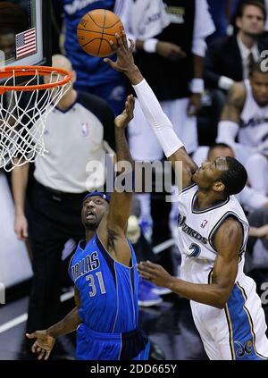 KEIN FILM, KEIN VIDEO, KEIN Fernsehen, KEINE DOKUMENTATION - Washington Wizards Point Guard John Wall (2) blockiert die Aufnahme von Dallas Mavericks Shooting Guard Jason Terry (31) während des NBA Basketball Spiels, Washington Wizards gegen Dallas Mavericks im Verizon Center in Washington, USA am 26. Februar 2011. Dallas Mavericks gewann 105-99. Foto von Harry E. Walker/MCT/ABACAPRESS.COM Stockfoto