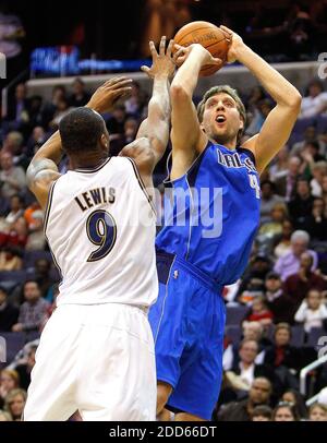 KEIN FILM, KEIN VIDEO, KEIN Fernsehen, KEINE DOKUMENTATION - Dallas Mavericks Power Forward Dirk Nowitzki (41) dreht über Washington Wizards Power Forward Rashard Lewis (9) während des NBA Basketball Spiels, Washington Wizards gegen Dallas Mavericks im Verizon Center in Washington, USA am 26. Februar 2011. Dallas Mavericks gewann 105-99. Foto von Harry E. Walker/MCT/ABACAPRESS.COM Stockfoto