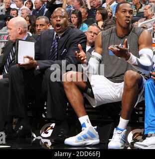 KEIN FILM, KEIN VIDEO, KEIN Fernsehen, KEINE DOKUMENTATION - Orlando Magic Assistant Coach Patrick Ewing, formal der New York Knicks, schreit während des NBA Basketball Spiels, New York Knicks gegen Orlando Magic im Amway Center in Orlando, FL, USA am 1. März 2011, auf die offizielle Bank. Die Magie besiegte die Knicks, 116-110. Foto von Gary W. Green/Orlando Sentinel/MCT/ABACAPRESS.COM Stockfoto