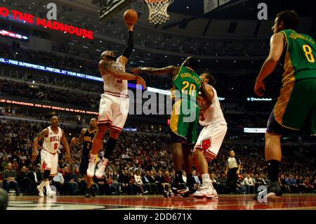 KEIN FILM, KEIN VIDEO, KEIN TV, KEIN DOKUMENTARFILM - Carlos Boozer von Chicago Bulls punktet vor Quincy Pondexter von New Orleans Hornets im 1. Quartal während des NBA-Basketballspieles, New Orleans Hornets gegen Chicago Bulls im United Center in Chicago, IL, USA am 7. März 2011. Chicago Bulls gewann 85-77. Foto von Scott Strazzante/Chicago Tribune/MCT/ABACAPRESS.COM Stockfoto