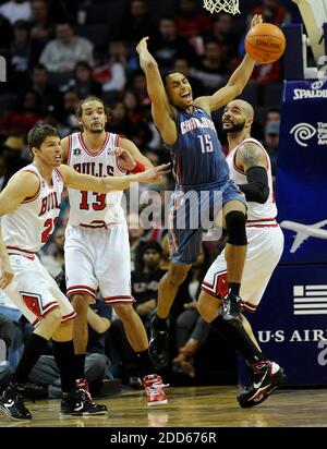 KEIN FILM, KEIN VIDEO, KEIN TV, KEIN DOKUMENTARFILM - Charlotte Bobcats' Gerald Henderson (15) verliert die Kontrolle über den Ball vor Chicago Bulls' Kyle Korver, links, Joakim Noah (13), Und Carlos Boozer, rechts, in der zweiten Hälfte während des NBA Basketball-Spiels, Chicago Bulls gegen Charlotte Bobcat in der Time Warner Cable Arena in Charlotte, NC, USA am 9. März 2011. Die Bullen zogen von den Bobcats, 101-84. Foto von David T. Foster III/Charlotte Observer/MCT/ABACAPRESS.COM Stockfoto