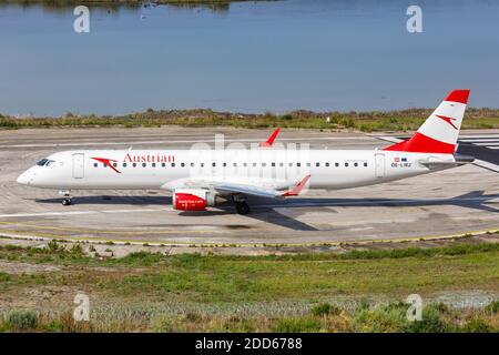 Korfu, Griechenland - 19. September 2020: Flugzeug der Austrian Airlines Embraer 195 am Flughafen Korfu in Griechenland. Stockfoto