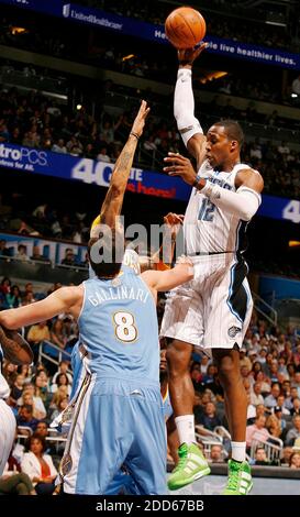 KEIN FILM, KEIN VIDEO, KEIN Fernsehen, KEINE DOKUMENTATION - Orlando Magic Center Dwight Howard (12) überragt Denver Nuggets Forward Danilo Gallinari (8) während eines NBA-Basketballspiels, Denver Nuggets vs Orlando Magic in Aktion im Amway Center in Orlando, FL am 18. März 2011. Die Magie besiegte die Nuggets, 85-82. Foto von Stephen M. Dowell/Orlando Sentinel/MCT/ABACAPRESS.COM Stockfoto